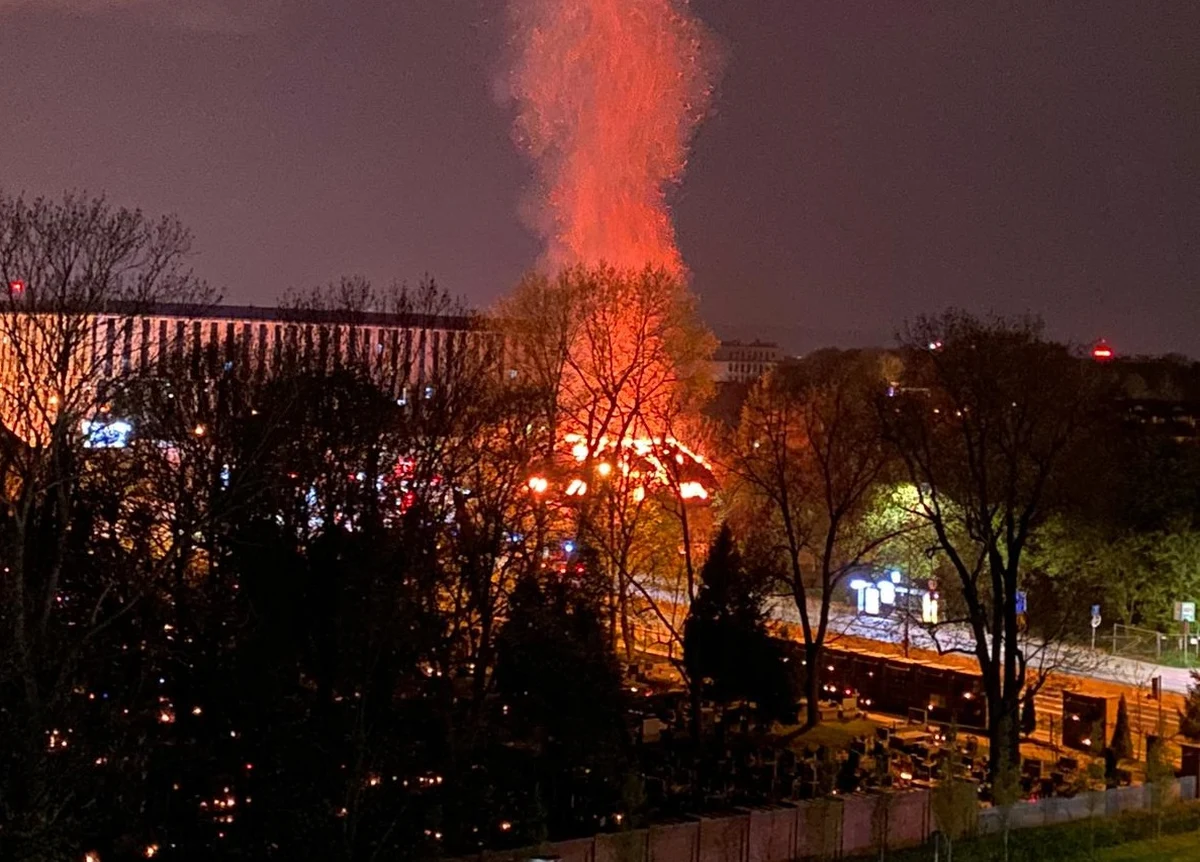 Prawie 30 strażaków gasiło nocny pożar pustostanu przy skrzyżowaniu alei 29 Listopada i ulicy Kamiennej w Krakowie. Nikomu nic się nie stało. 
