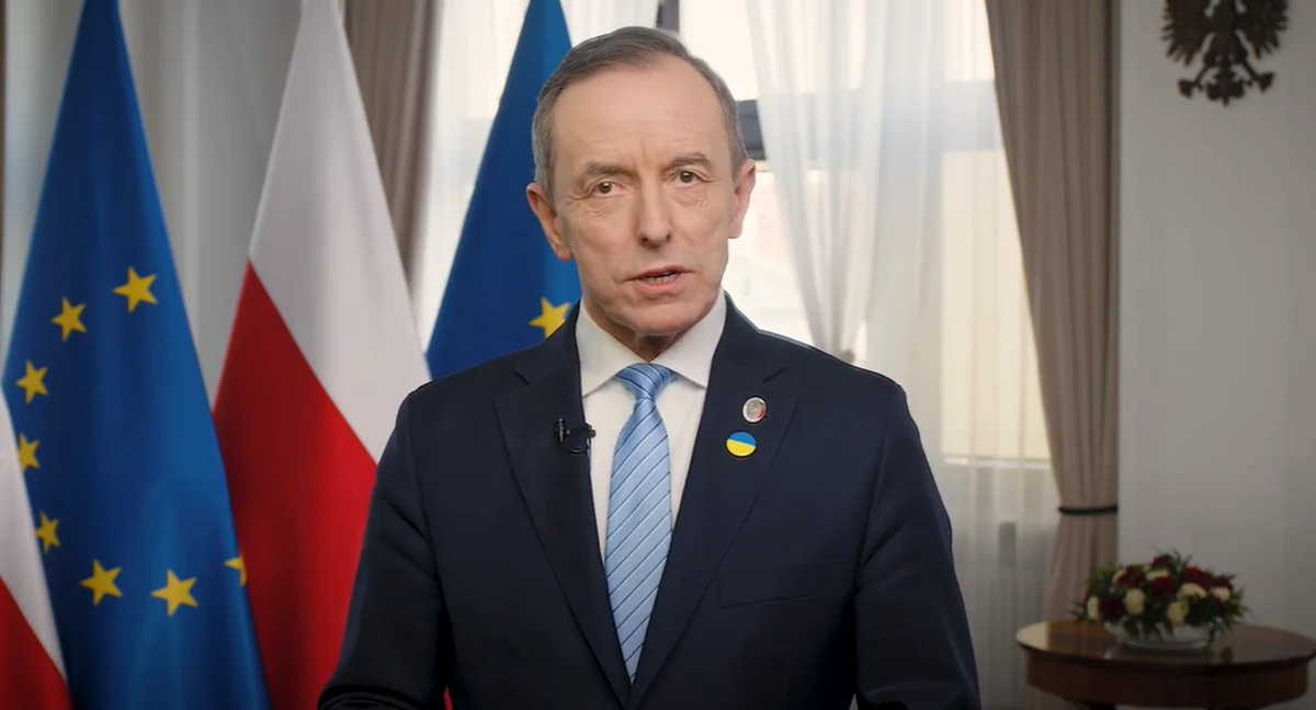 "Szczególne słowa pragnę skierować do umęczonych wojną naszych rodaków w Ukrainie i tych w Białorusi, prześladowanych przez dyktatorskie rządy. Ojczyzna o Was pamięta. Nie jesteście sami" – stwierdził marszałek Senatu Tomasz Grodzki w orędziu z okazji Dnia Polonii i Polaków za Granicą. "Robimy wszystko, by choć trochę ulżyć Wam w cierpieniu. Głęboko wierzę, że wkrótce będziemy mogli razem z Wami świętować Waszą wolność i niepodległość, zjednoczeni pod biało-czerwonym sztandarem z Polakami na całym świecie” – dodał. 