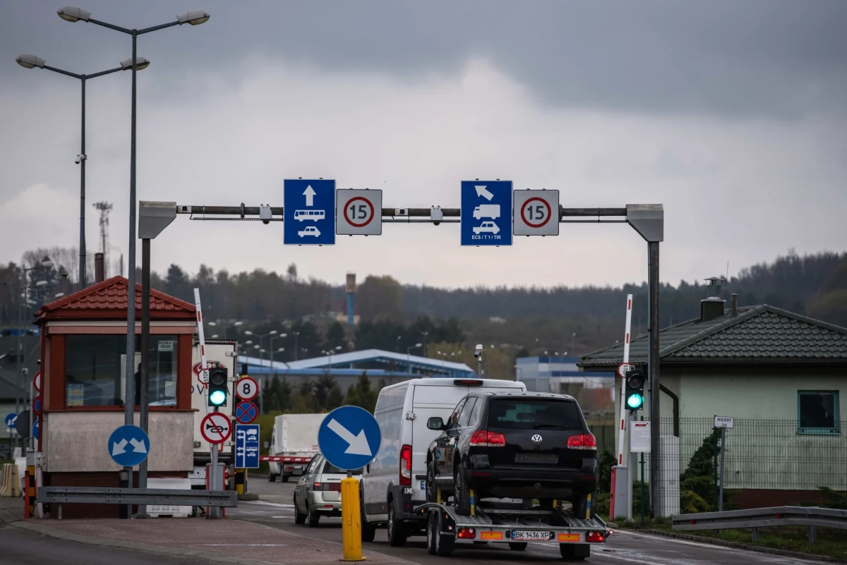 ​Ponad 10,7 tys. osób wyjechało w niedzielę z Polski na Ukrainę przez przejścia graniczne w województwie lubelskim, podczas gdy do Polski przyjechało 7,7 tys. osób. Odprawa na wszystkich przejściach przebiega na bieżąco.