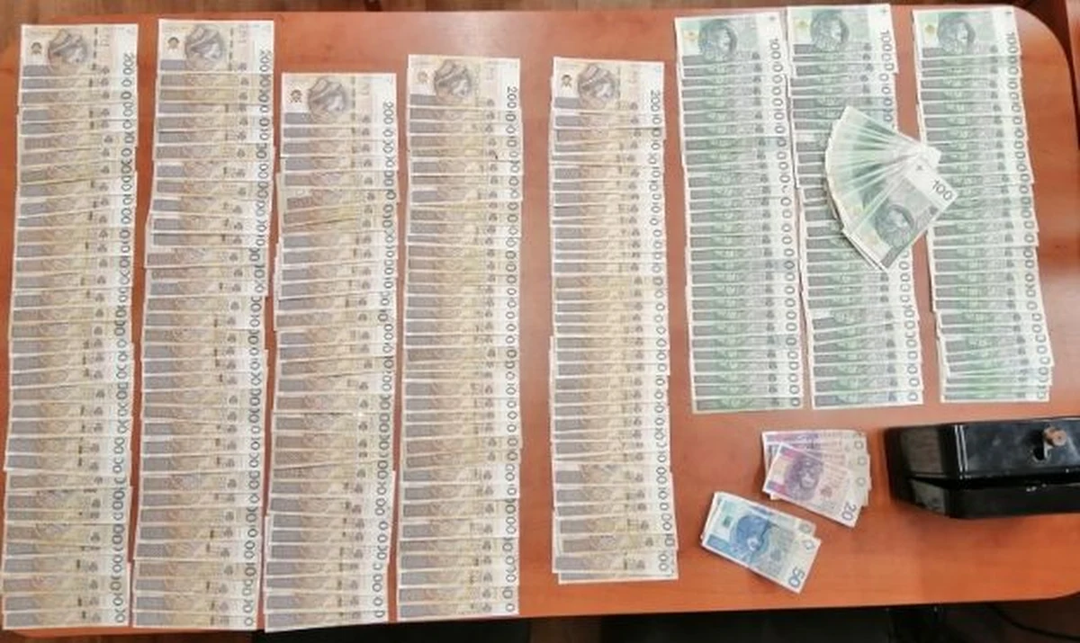 ​Policjanci z Czerwionki-Leszczyn w powiecie rybnickim zatrzymali 44-latka, który ukradł swojej babci kasetkę z 47 tys. zł. Mężczyzna został ujęty w centrum handlowym kilka godzin po kradzieży.