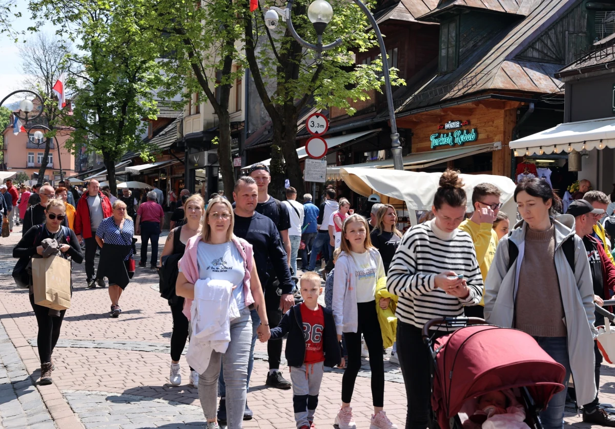 ​Na długi majowy weekend do Zakopanego zjechały tłumy turystów. Zapełnione gośćmi są Krupówki, odwiedzający to miejsce mogą korzystać ze zlokalizowanych tam restauracji i punktów usługowych. Z pogody i udanej frekwencji zadowolenia są górale.
