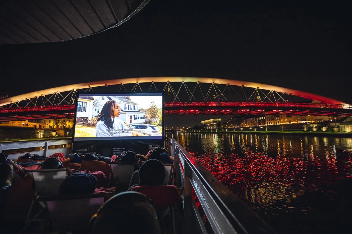 Kino pod Galerią, na Rynku Podgórskich, na barce i placu Szczepańskim, ponad 200 projekcji i kilkuset gości - trwa filmowa majówka z kinem niezależnym. Festiwal Mastercard OFF CAMERA zamienia Kraków w stolicę kina. Jakie atrakcje przewidzieli organizatorzy?