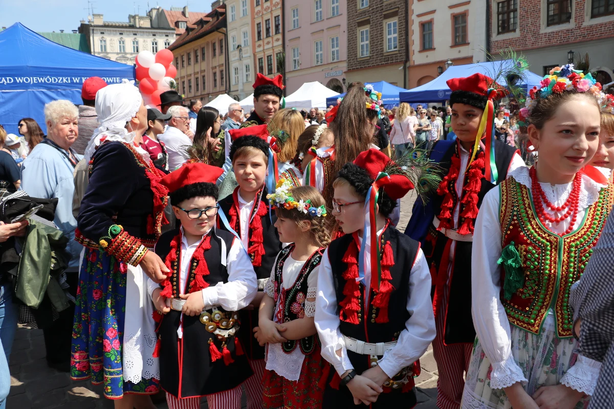 Stoiska z regionalnymi produktami, występy artystyczne małopolskich zespołów i warsztaty dla dzieci znalazły się w programie pikniku zorganizowanego na Małym Rynku w Krakowie z okazji Dnia Flagi. 