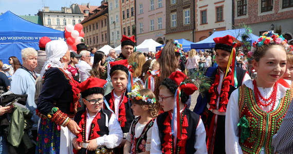 Stoiska z regionalnymi produktami, występy artystyczne małopolskich zespołów i warsztaty dla dzieci znalazły się w programie pikniku zorganizowanego na Małym Rynku w Krakowie z okazji Dnia Flagi. 