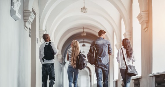 Większość pracujących studentów zarabia między 2 a 3 tys. zł netto, czyli tyle samo co przed rokiem – wynika z badania "Student w pracy", przeprowadzonego przez pracownię SW Research w ramach programu "Kariera Polskiej Rady Biznesu". Jak wynika z raportu, najwięcej studenci zarabiają w Trójmieście i Szczecinie.