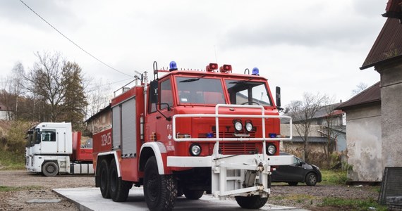 ​Samochód wpadł do Kanału Raduni w Gdańsku. W dzielnicy Lipce kierowca jadący wałem wzdłuż Traktu Św. Wojciecha stracił panowanie nad kierowcą i wpadł do wody. Mężczyźnie udało się wydostać. Auto wyławiają strażacy, a policja wyjaśnia okoliczności zdarzenia.