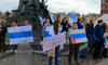 Rosjanie przeciw Putinowi. Manifestacja pod pomnikiem Adama Mickiewicza w Krakowie