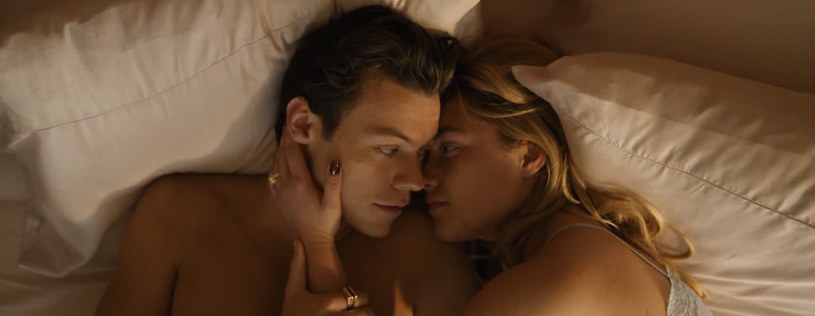23 września na ekrany polskich kin trafi film Olivii Wilde "Nie martw się kochanie". W głównych rolach zobaczymy Florence Pugh i Harry'ego Stylesa.