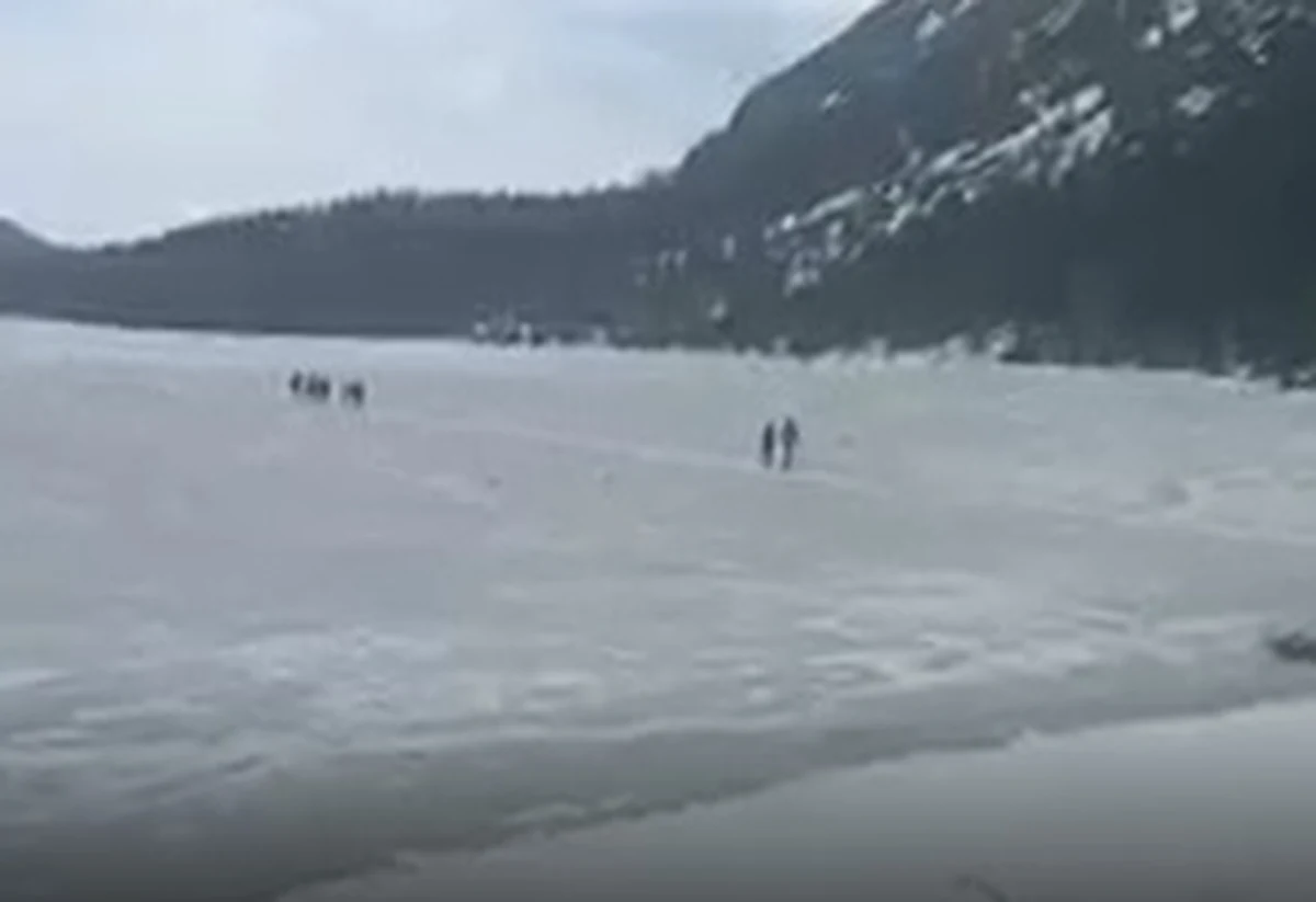 Tatrzański Park Narodowy apeluje do turystów, by ci nie wchodzili na taflę zamarzniętych jezior. "Wiosną takie zachowanie jest skrajnie niebezpieczne i nieodpowiedzialne" - ostrzega TPN. 