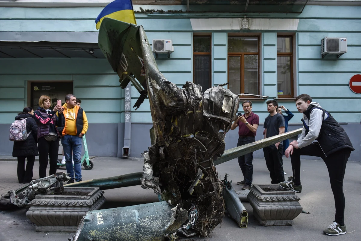 W obwodzie kijowskim odnaleziono dotychczas ciała ponad 1200 osób zabitych przez rosyjskich żołnierzy. Ukraiński wywiad wojskowy ostrzega zaś, że Rosjanie przygotowują się do epidemii cholery w regionach graniczących z Ukrainą. Mogą planować prowokację, by oskarżyć Kijów o "użycie broni biologicznej". Po rosyjskim ostrzale doszło do pożaru w zakładach Azowstal – tam pozostali ostatni obrońcy Mariupola. Prezentujemy najważniejsze informacje z 68. dnia rosyjskiej inwazji na Ukrainę – sprawdź nasze podsumowanie.