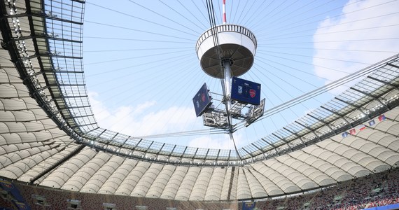 „Stanowisko Komendy Miejskiej PSP o zakazie wnoszenia większych flag uderza w piękno sportu, jest niezrozumiałe i powoduje więcej szkód niż pożytku” – napisał prezes PZPN tuż przed rozpoczęciem niedzielnego finału Pucharu Polski. Cezary Kulesza skomentował w ten sposób decyzję, zakazującą wnoszenia na Stadion Narodowy – gdzie rozgrywany był mecz – dużych flag. Z tego powodu część kibiców nie została wpuszczona na trybuny. Po meczu zatrzymanych zostało ponad 20 osób. Rannych zostało dwóch policjantów i policyjny koń - powiedział rzecznik prasowy KSP nadkom. Sylwester Marczak. Oddano salwę w powietrze z broni gładkolufowej - podał.