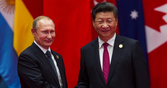 „Podczas gdy Rosja terroryzuje Ukrainę, chiński przywódca Xi Jinping stara się zachować neutralność, podejmując jednocześnie kroki, które ujawniają jego poparcie dla Moskwy. Jednak zamiast być zwodzonymi przez Rosję, Chiny powinny wykorzystać stosunki z Putinem, aby przekonać go do zakończenia wojny. Zaspokajanie zachcianek zadowolonego z konfliktu sąsiada to wielki błąd ze strony światowego mocarstwa” - pisze amerykański magazyn "Foreign Affairs".