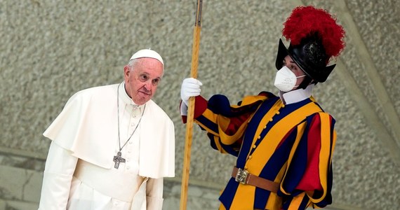 Papież Franciszek powiedział, że jest gotów spotkać się z prezydentem Rosji Władimirem Putinem w Moskwie. Deklarację tę złożył w wywiadzie dla włoskiego dziennika "Corriere della Sera", opublikowanym we wtorek. Przyznał, że wciąż czeka na odpowiedź Putina i obawia się, że nie chce on teraz tego spotkania.