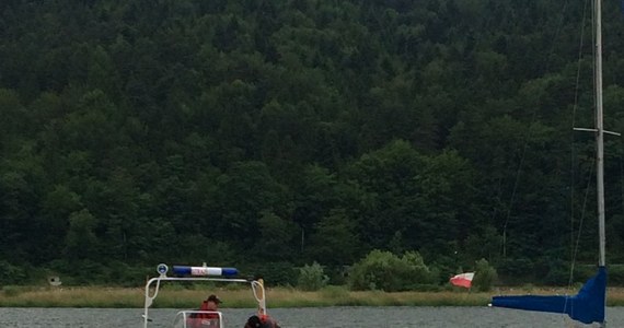 ​Na Jeziorze Międzybrodzkim w okolicach Czernichowa trwają poszukiwania 25-letniego kajakarza, porwanego w poniedziałek wieczorem przez silny nurt wody. Jego rok młodszy kolega zdołał dopłynąć do brzegu. Kajak, którym płynęli, przewrócił się, gdy nastąpił zrzut wody z pobliskiej zapory.