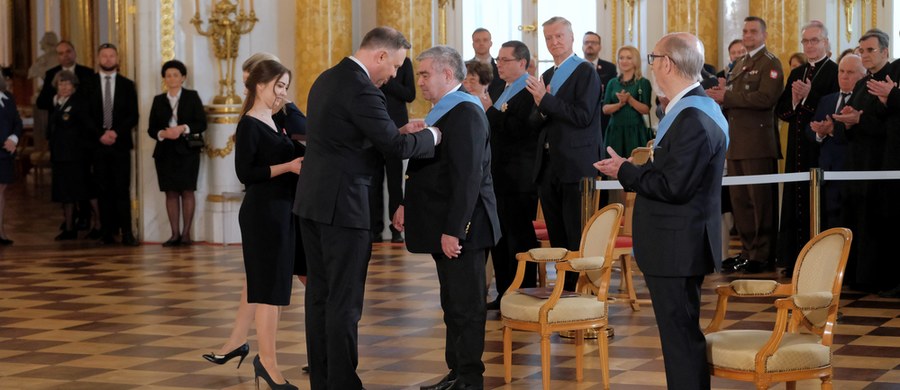 Prezydent Andrzej Duda odznaczył Orderem Orła Białego historyka Antoniego Lenkiewicza oraz pisarza Antoniego Libin-Liberę. "Dzisiaj, na tej sali, w trakcie tej uroczystości, nastąpiło odznaczenie dwóch obywateli Rzeczypospolitej, dwóch Polaków, którzy z całą pewnością, kiedyś, kiedy będą spisywali testamenty swoje, będą mogli napisać: lecz wy, coście mnie znali, w podaniach przekażcie, żem dla ojczyzny sterał moje lata młode" - oświadczył Duda, cytując "Testament mój" Juliusza Słowackiego.