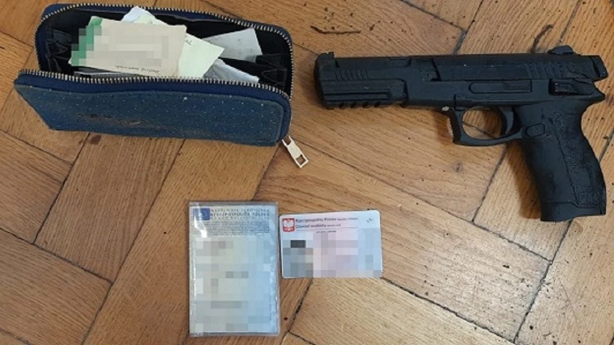 Zamaskowany 21-latek wszedł do sklepu, zastraszył ekspedientkę pistoletem, a następnie ukradł z kasy fiskalnej pieniądze i portfel jednej z klientek. To nie pierwsze takie przestępstwo młodego mężczyzny. Na koncie ma także za kradzieże i kradzieże z włamaniem między innymi do sklepu ogólnospożywczego w gminie Olszyna.