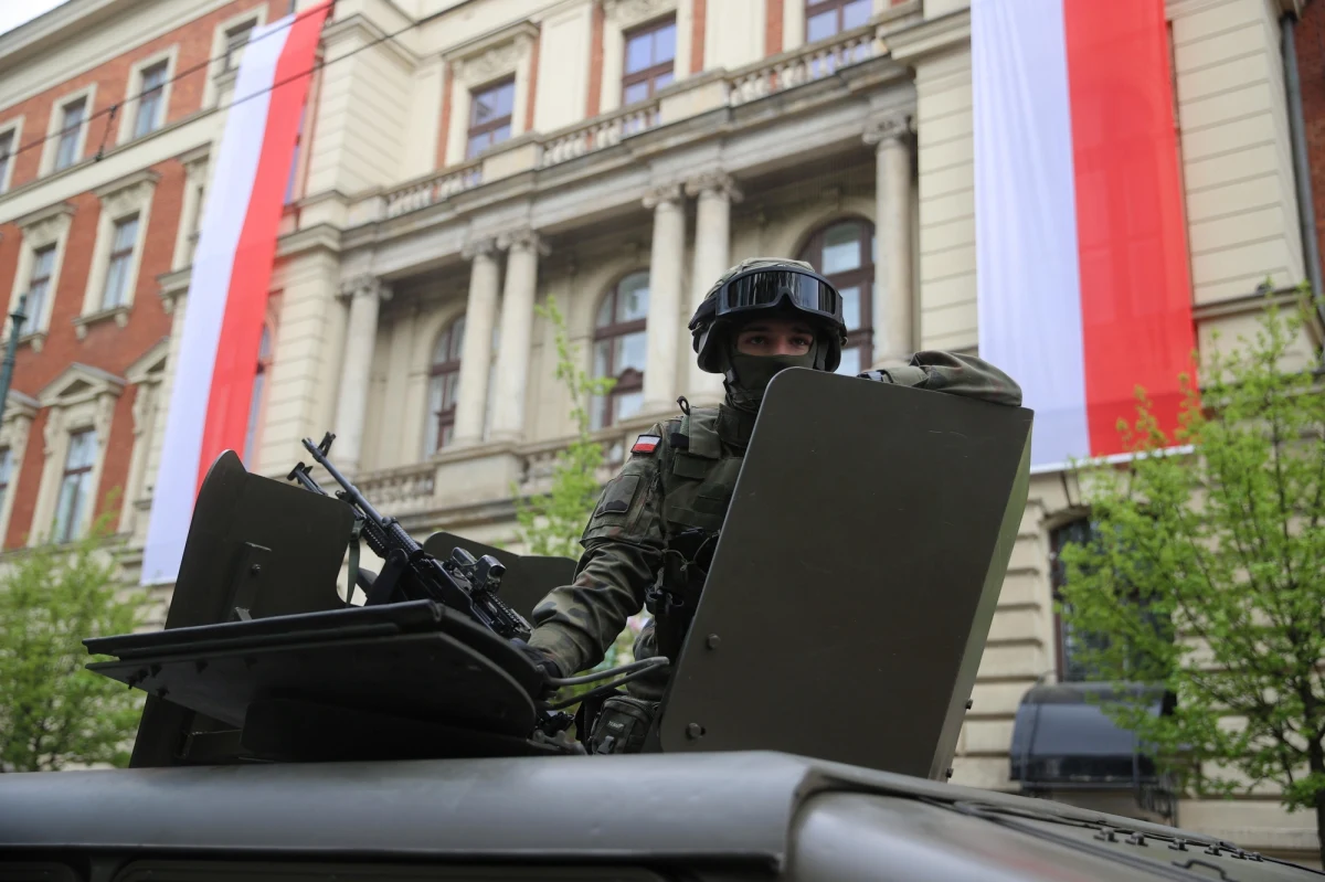 Teraz, w obliczu tego, co dzieje się za naszą wschodnią granicą, jak nigdy wcześniej jesteśmy wszyscy zobowiązani do głębokiego patriotyzmu i troski o ojczyznę - mówił wojewoda małopolski Łukasz Kmita podczas obchodów święta Konstytucji 3 Maja w Krakowie. 