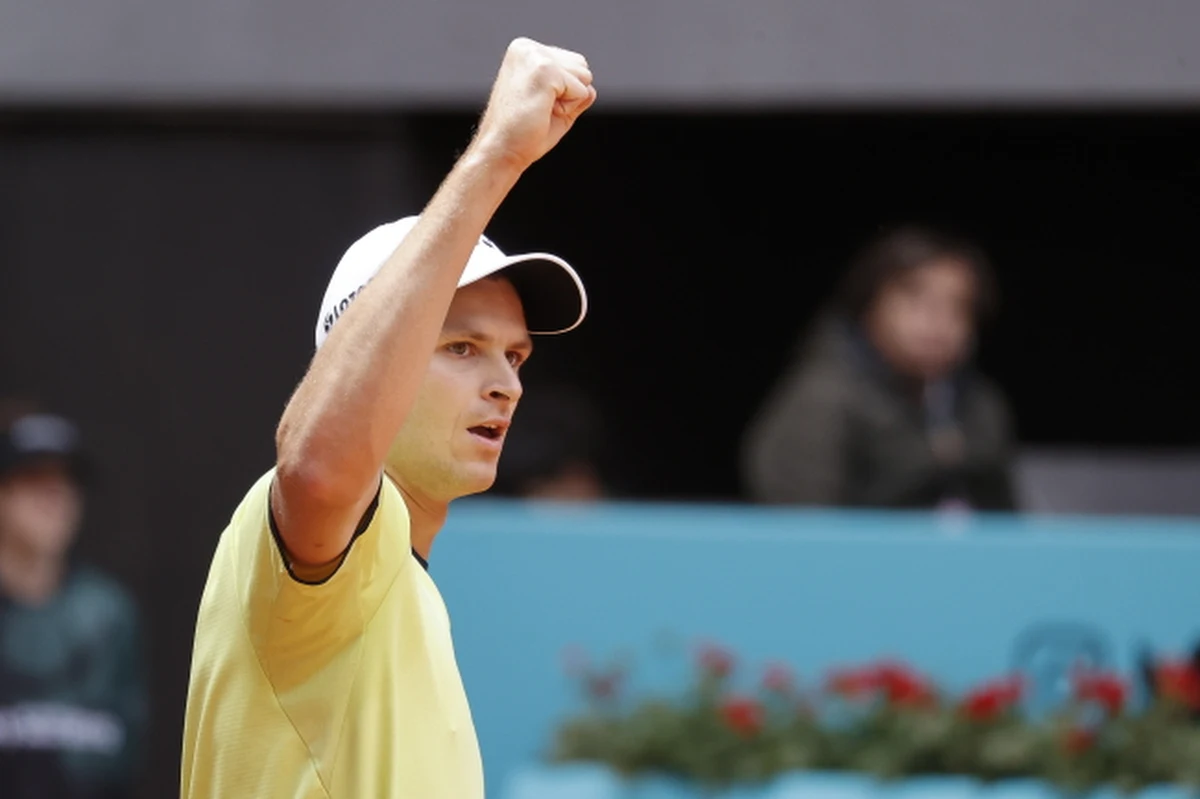 Hubert Hurkacz pokonał Boliwijczyka Hugo Delliena 7:5, 6:7 (11-13), 6:3 i awansował do drugiej rundy turnieju ATP rangi Masters 1000 w Madrycie. Kolejnym rywalem rozstawionego z numerem 12. polskiego tenisisty będzie Hiszpan Alejandro Davidovich Fokina.