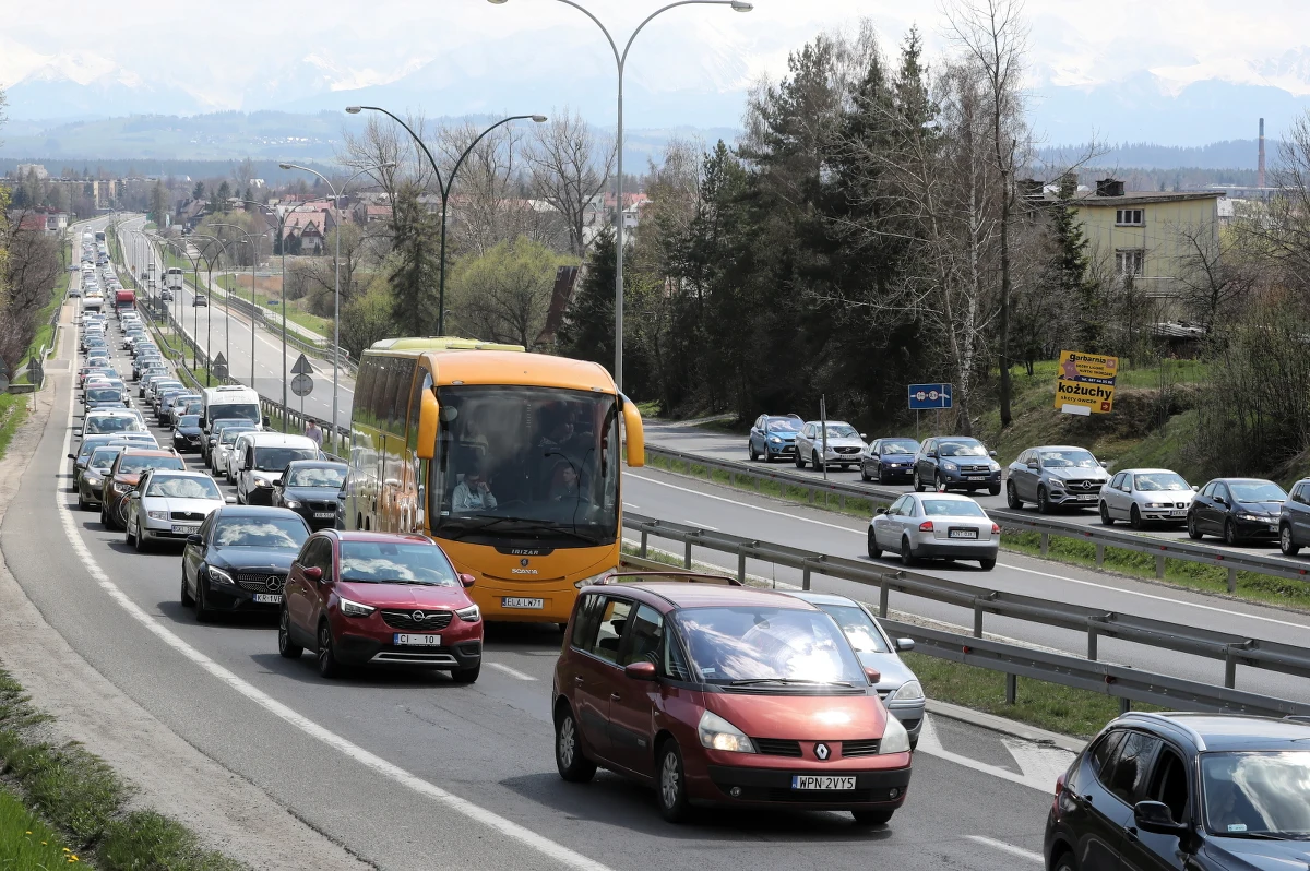 ​Turyści, którzy weekend majowy spędzali pod Tatrami, wyruszyli we wtorek do swoich domów. Popularna zakopianka stanęła w korkach, choć szczyt powrotów jest już najprawdopodobniej za nami.