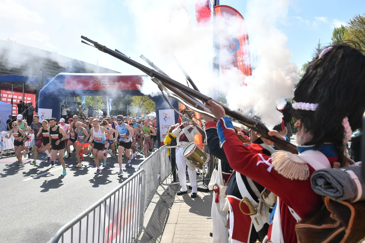 Prawie 3 tysiące osób 30. Biegu Konstytucji 3 Maja ruszyło o godzinie 11 ze startu przy ul. Myśliwieckiej w Warszawie. 5-kilometrową trasę biegu, ze startem i metą przy ul. Myśliwieckiej, najszybszy uczestnik pokonał w 15 minut i 29 sekund. 