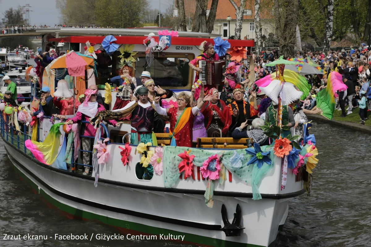 "Mamy pociąg do Giżycka" - to nazwa zwycięskiej łodzi, której właściciele uczestniczyli w majówkowym Paradzie Jednostek Pływających. Wydarzenie odbyło się w Giżycku (woj. warmińsko-mazurskie).