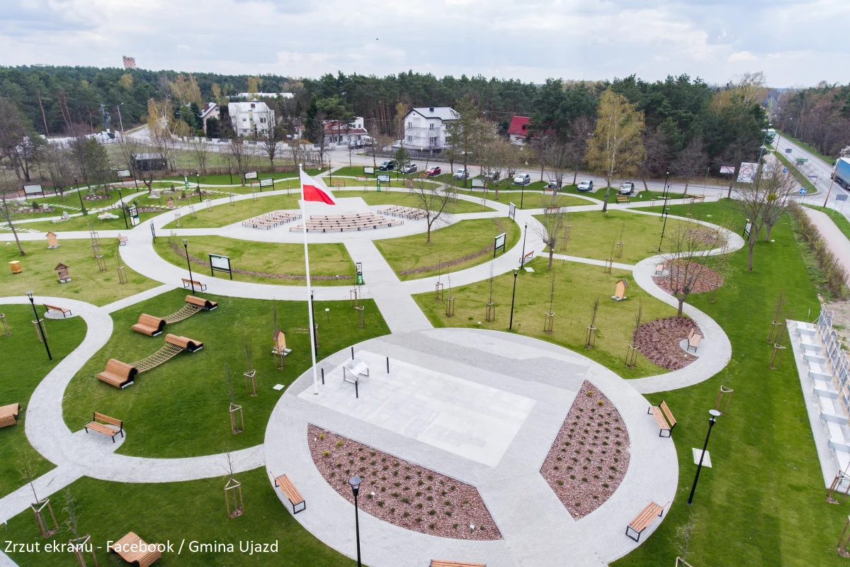 ​Niemal 2 tys. przeróżnych krzewów, drzew i bylin - tak wygląda prawdopodobnie najbardziej zielony Plac Konstytucji 3 Maja w Polsce. To miejsce znajduje się na Osiedlu Niewiadów, w gminie Ujazd, koło Tomaszowa Mazowieckiego w Łódzkiem. Plac został otwarty, jakże by inaczej, w święto 3 maja.