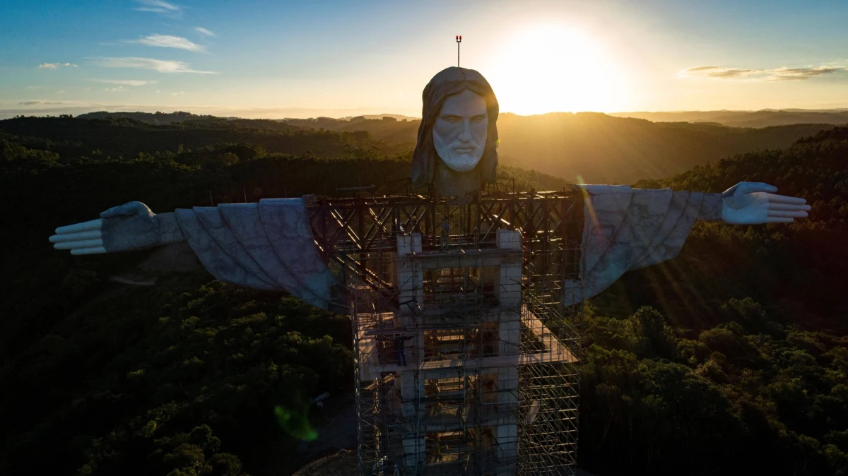 Słynny Chrystus Odkupiciel z Rio de Janeiro ma konkurencję. W Encantado na południu Brazylii powstała kolejna statua przedstawiająca Jezusa. 