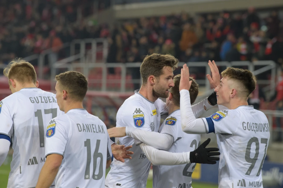 Bardzo cenne zwycięstwo w derbach Łodzi odnieśli we wtorek piłkarze Widzewa. Dzięki wygranej na stadionie ŁKS 1:0 drużyna trenera Janusza Niedźwiedzia może cieszyć się z prymatu w mieście oraz odzyskania pozycji wicelidera tabeli i przybliżenia się do awansu do ekstraklasy.