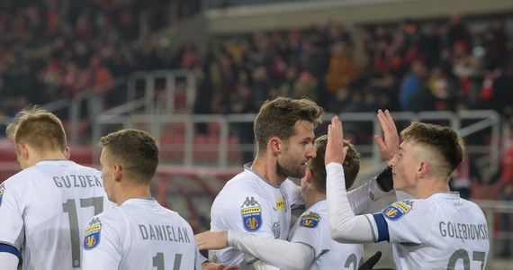 Bardzo cenne zwycięstwo w derbach Łodzi odnieśli we wtorek piłkarze Widzewa. Dzięki wygranej na stadionie ŁKS 1:0 drużyna trenera Janusza Niedźwiedzia może cieszyć się z prymatu w mieście oraz odzyskania pozycji wicelidera tabeli i przybliżenia się do awansu do ekstraklasy.