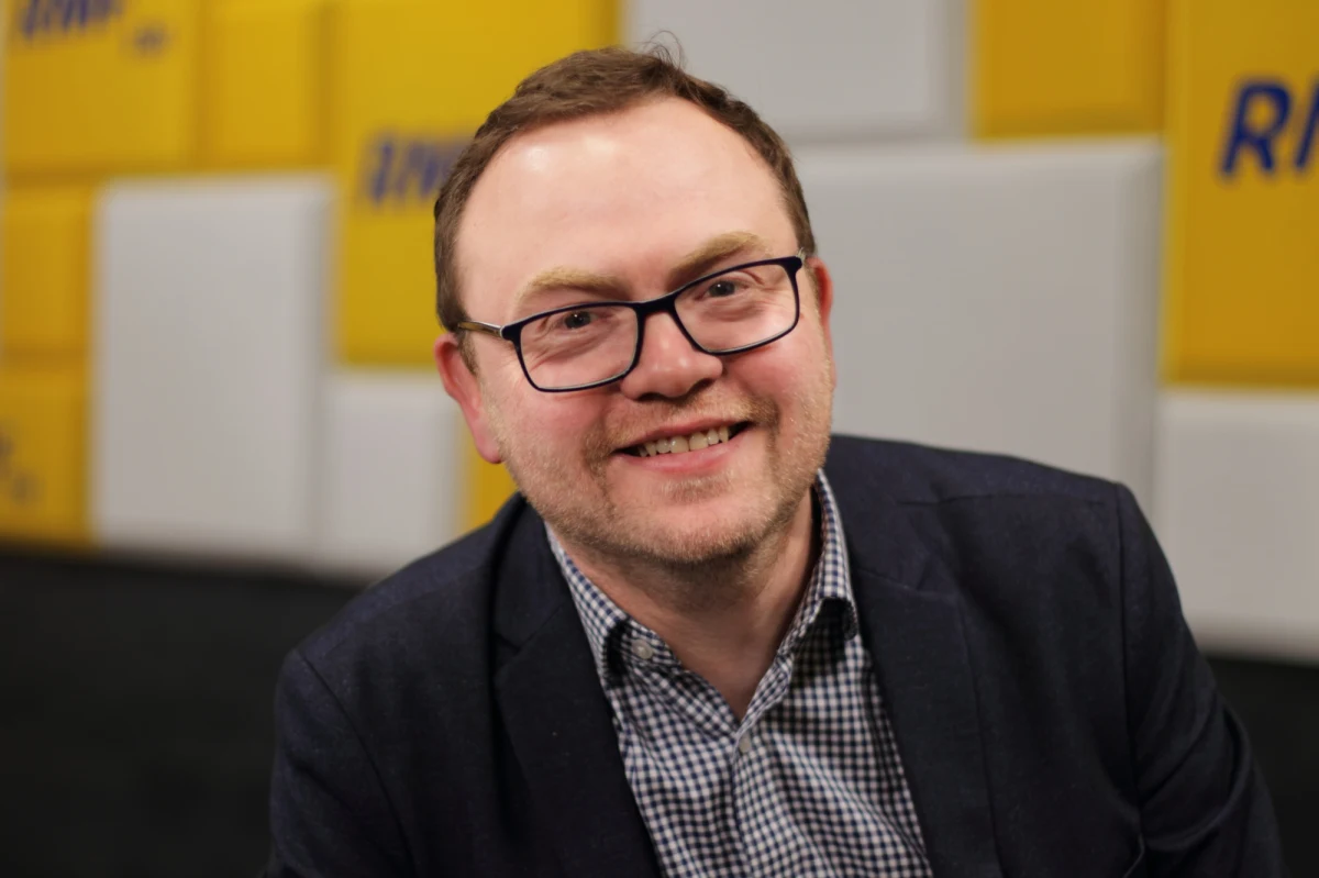 "Nigdy takiego spotkania nie będzie. Dla władz rosyjskich Zełenski to zło wcielone. Nikt nie będzie go uwiarygadniał" - mówił w Porannej rozmowie w RMF FM dr Adam Eberhardt, oceniając, że nie ma szans na negocjacje Władimira Putina z Wołodymyrem Zełenskim. "Myślę, że 9 maja Putin przede wszystkim pochwali się, że prowadzi świętą wojnę przeciwko całemu światu" - zaznaczył dyrektor Ośrodka Studiów Wschodnich w rozmowie z Robertem Mazurkiem.