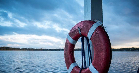 Trwa akcja poszukiwawcza na Jeziorze Międzybrodzkim w woj. śląskim. W poniedziałek doszło tam do wypadku kajakarzy. Jeden z nich został uratowany, drugi zaginął.