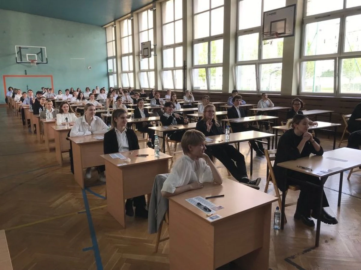 W środę 4 maja rozpoczęły się matury. Blisko 290 tys. tegorocznych absolwentów liceów ogólnokształcących, techników i szkół branżowych II stopnia przystąpiło o godzinie 9:00 do obowiązkowego pisemnego egzaminu z języka polskiego na poziomie podstawowym. Na naszej stronie opublikujemy arkusze, a także propozycje rozwiązań zadań z języka polskiego.