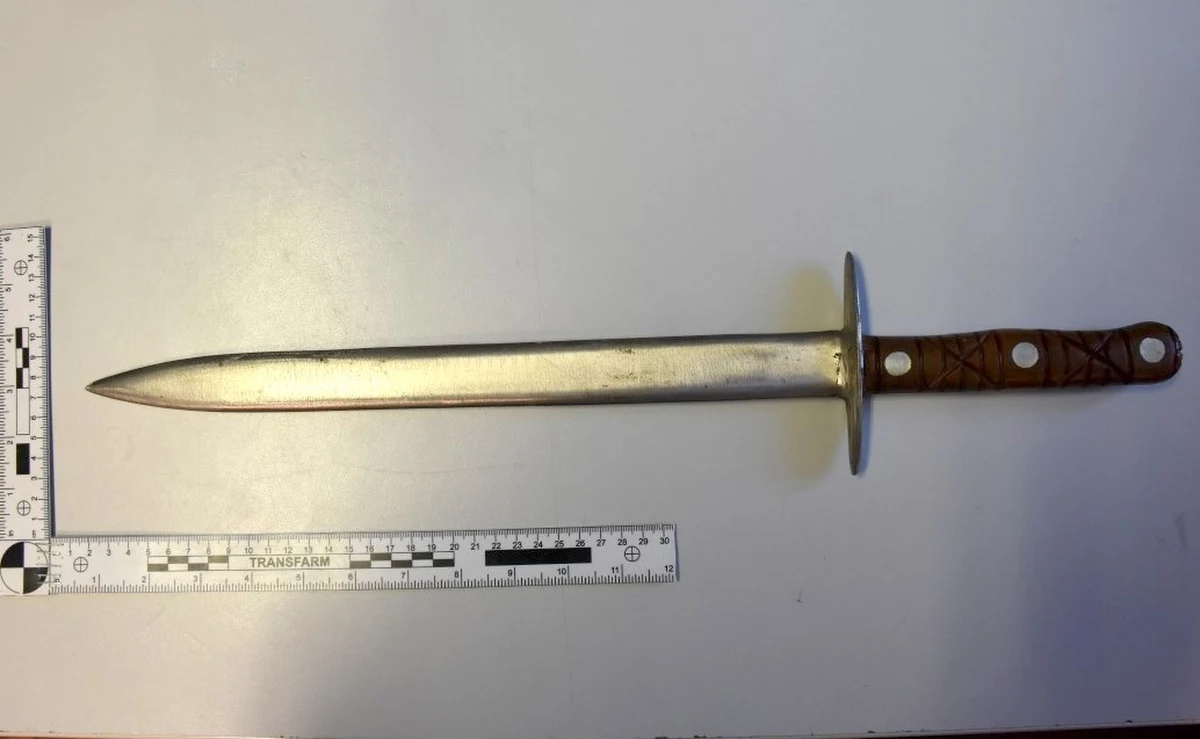 Na 3 miesiące został tymczasowo aresztowany 58-latek z Pisza na Mazurach, podejrzany o stosowanie przemocy domowej. Mężczyzna ze sztyletem w ręku odprawiał nad żoną "egzorcyzmy" - podała policja.