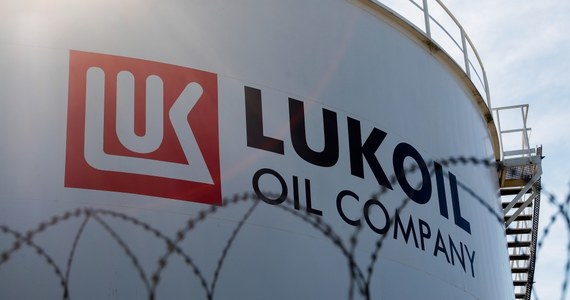 Całkowity zakaz importu ropy z Rosji do Europy do końca 2022 roku chce poddać pod głosowanie szefowa Komisji Europejskiej. "W ciągu sześciu miesięcy zakończymy import ropy naftowej, a produktów rafinowanych do końca roku" – powiedziała Ursula von der Leyen. Za przyjęciem sankcji muszą się teraz opowiedzieć unijni ambasadorowie. Na razie z europejskich stolic płynie jednak głosy krytyki.