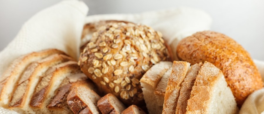 Nie wyobrażasz sobie śniadania bez chrupiących i pachnących bułek, bagietek czy chleba? Dowiedz się, jak przechowywać pieczywo, by zachowało świeżość? 