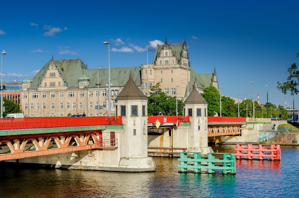 7 maja do Szczecina wracają spacery miejskie z przewodnikiem.  Jak co roku organizuje je Żegluga Szczecińska, we współpracy z osobami, które o Szczecinie mieście wiedzą wszystko. 