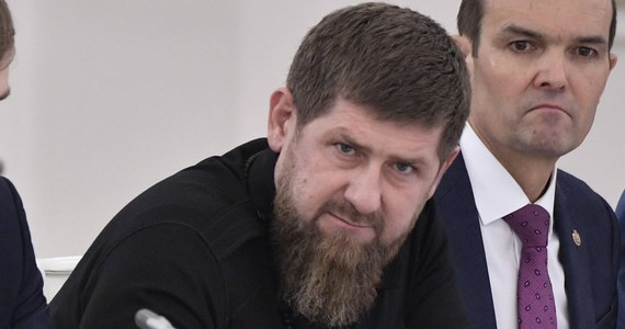 ​Przywódca autonomicznej czeczeńskiej republiki Ramzan Kadyrow powiedział, że konieczne jest rozpoczęcie "drugiego etapu operacji specjalnej" w Ukrainie. Miałby on objąć nie tylko Donbas, ale także resztę kraju, który opiera się rosyjskiej inwazji. Kadyrow twierdzi także, że konieczne jest powołanie nowego rządu w Ukrainie.