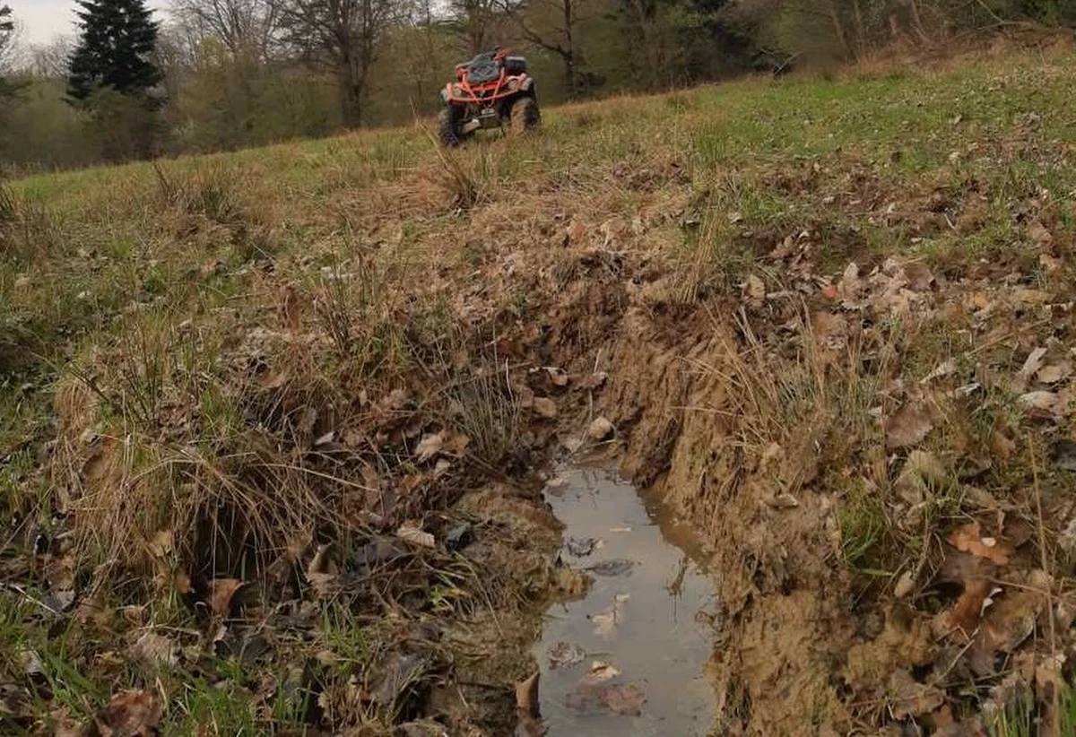 19-letni kierowca quada i jego o rok starszy brat trafili do szpitala po tym, jak 19-latek wjechał w wyrwę w ziemi i stracił panowanie nad pojazdem. Quad przewrócił się. Zdarzenie miało miejsce na łące oddalonej o około 1,5 km od drogi głównej, pomiędzy Hawłowicami a Mielnowem (powiat przemyski).