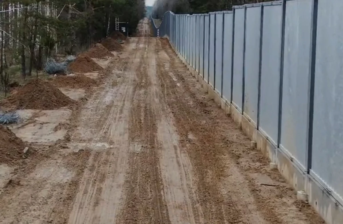 Ponad 50 kilometrów ogrodzenia powstało dotąd na granicy z Białorusią. Jak dowiedział się reporter RMF FM, ta konstrukcja została już w dwóch miejscach uszkodzona przez osoby z białoruskiej strony. Powstały też dwa podkopy pod płotem. 