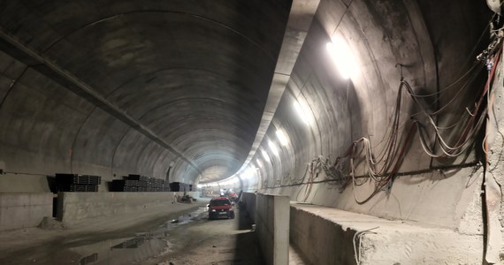 Prawdopodobnie jesienią kierowcy przejadą tunelem pod górą Luboń Mały na zakopiance w Małopolsce. Ale i ten termin wciąż nie jest pewny. Prace są zaawansowane w 90 proc.  

