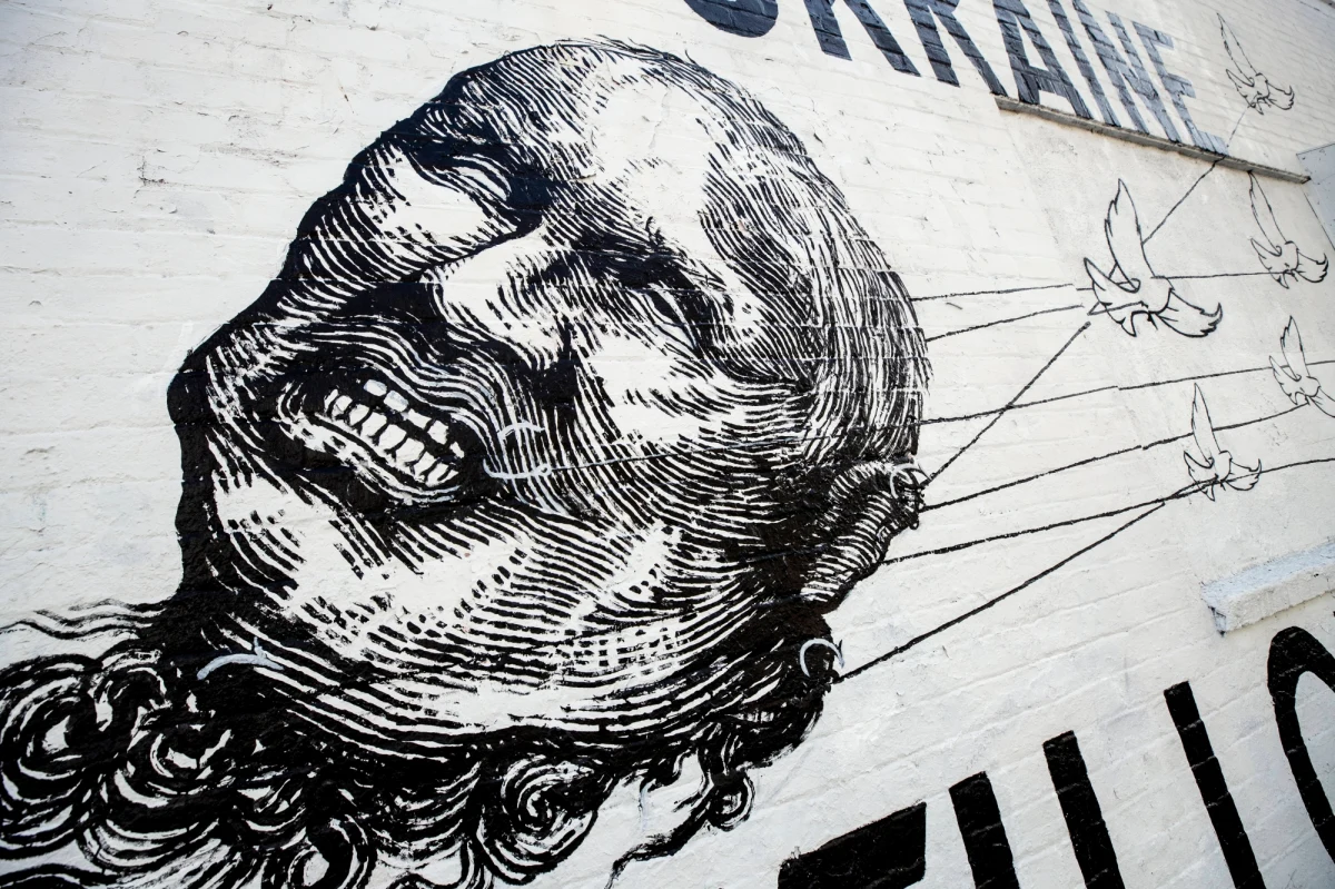 ​Większość pracowników rosyjskiego rządu, administracji prezydenta i członkowie Dumy Państwowej nie wiedziała o planach rozpoczęcia wojny z Ukrainą - wynika z informacji portalu "Proekt". Nie było planów dotyczących gospodarki czy samej propagandy. Kreml początkowo lansował tezę o "denazyfikacji", ale zaczął się z tego wycofywać, gdy w badaniach wyszło, że Rosjanie w zasadzie nie wiedzą, o co chodzi.