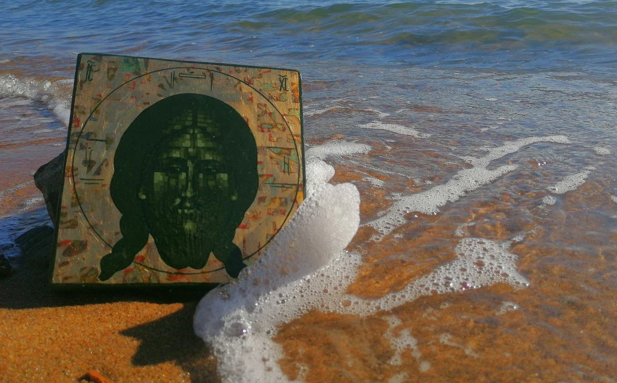 Artysta z Wrocławia tworzy ikony na skrzyniach po amunicji, przywiezionych z Mariupola w ogarniętej wojną Ukrainie. Hubert Kampa sprzedaje je potem na aukcjach. Dochód przekazuje na pomoc Ukraińcom.

