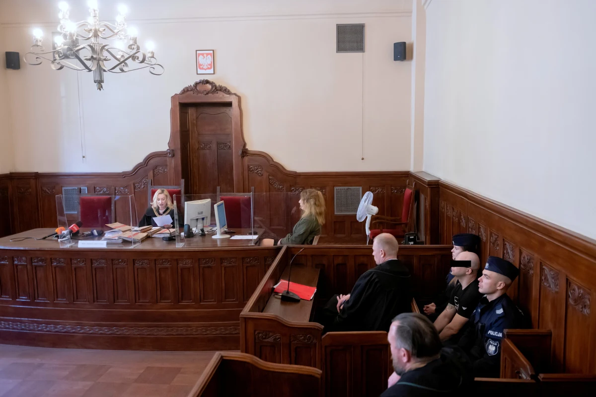 Na kary bezwzględnego więzienia - 2 lat oraz 2 lat i 8 miesięcy - skazał w środę poznański sąd dwóch sprawców brutalnego pobicia kierowcy poznańskiego MPK. Sprawcy muszą także zapłacić mężczyźnie zadośćuczynienie - pierwszy w kwocie 5 tys. zł, zaś drugi - 10 tys. zł.