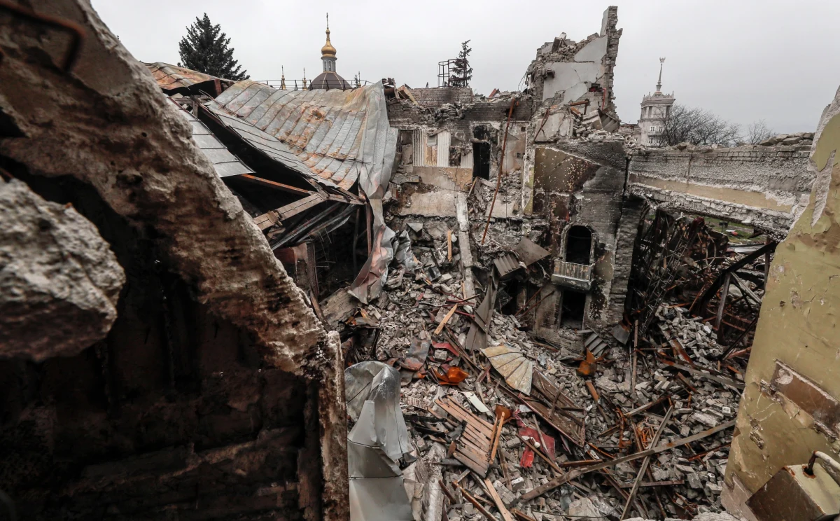 W rosyjskim ataku na Teatr Dramatyczny w Mariupolu 16 marca mogło zginąć nawet 600 osób - wynika z dochodzenia przeprowadzonego przez Associated Press, która badała dostępne zdjęcia i nagrania z miejsca rosyjskiego ataku, oraz studiowała plany budynku. Bilans jest więc wyższy niż szacunki lokalnych władz, które mówiły o 300 zabitych.