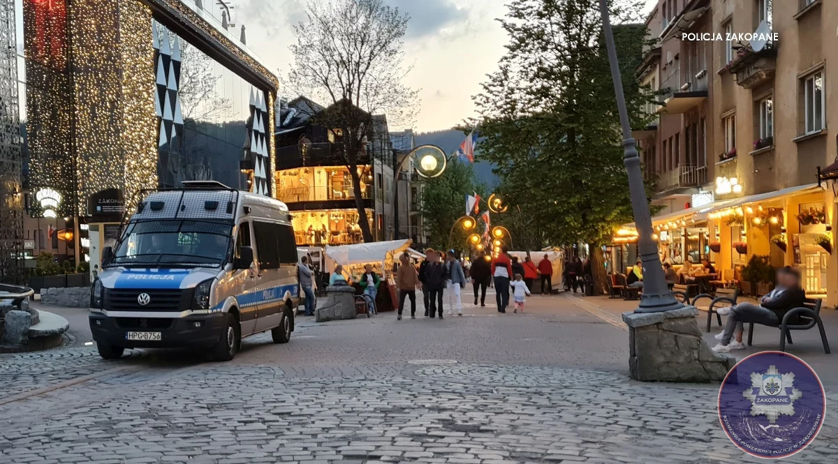 Pod Tatry na weekend majowy przyjechało bardzo dużo gości i turystów, a i tak weekend majowy przebiegł wyjątkowo spokojnie - podsumowują tatrzańscy policjanci. W ostatnich dniach wspomagali ich koledzy z garnizonu małopolskiego.