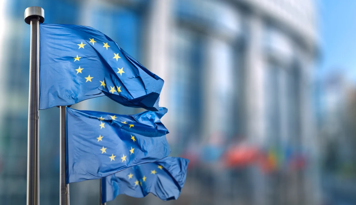 Projekt nowego - szóstego - pakietu sankcji UE wymierzonych w Rosję za inwazję na Ukrainę przewiduje zakaz sprzedawania lub przekazywania Rosjanom i rosyjskim podmiotom, bezpośrednio lub pośrednio, nieruchomości w Unii - podała agencja Bloomberg. 