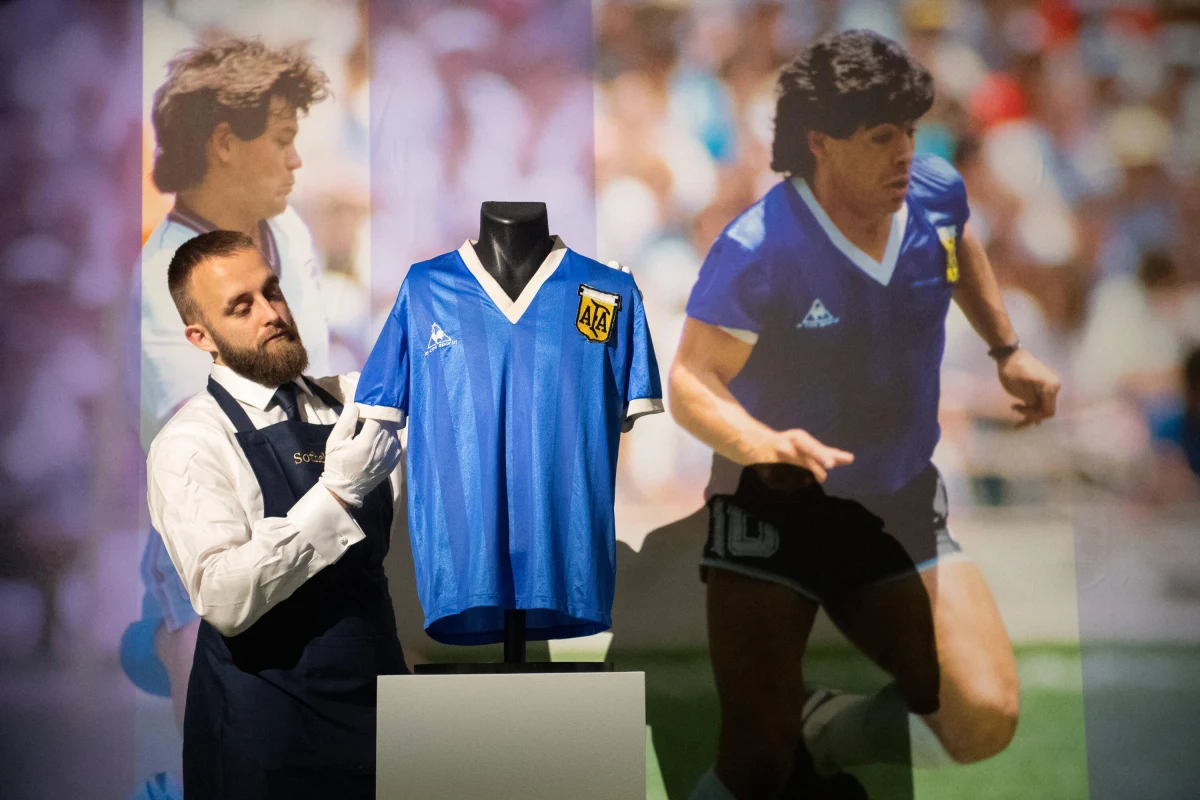 Koszulka jednego z najlepszych piłkarzy w historii Argentyńczyka Diego Maradony, w której strzelił "ręką Boga" bramkę Anglii w ćwierćfinale mistrzostw świata w 1986 roku, uzyskała na aukcji zawrotną, rekordową kwotę 7,1 mln funtów (9,3 mln dol.) - poinformowała firma Sotheby's.
