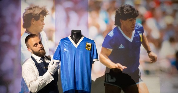 Koszulka jednego z najlepszych piłkarzy w historii Argentyńczyka Diego Maradony, w której strzelił "ręką Boga" bramkę Anglii w ćwierćfinale mistrzostw świata w 1986 roku, uzyskała na aukcji zawrotną, rekordową kwotę 7,1 mln funtów (9,3 mln dol.) - poinformowała firma Sotheby's.