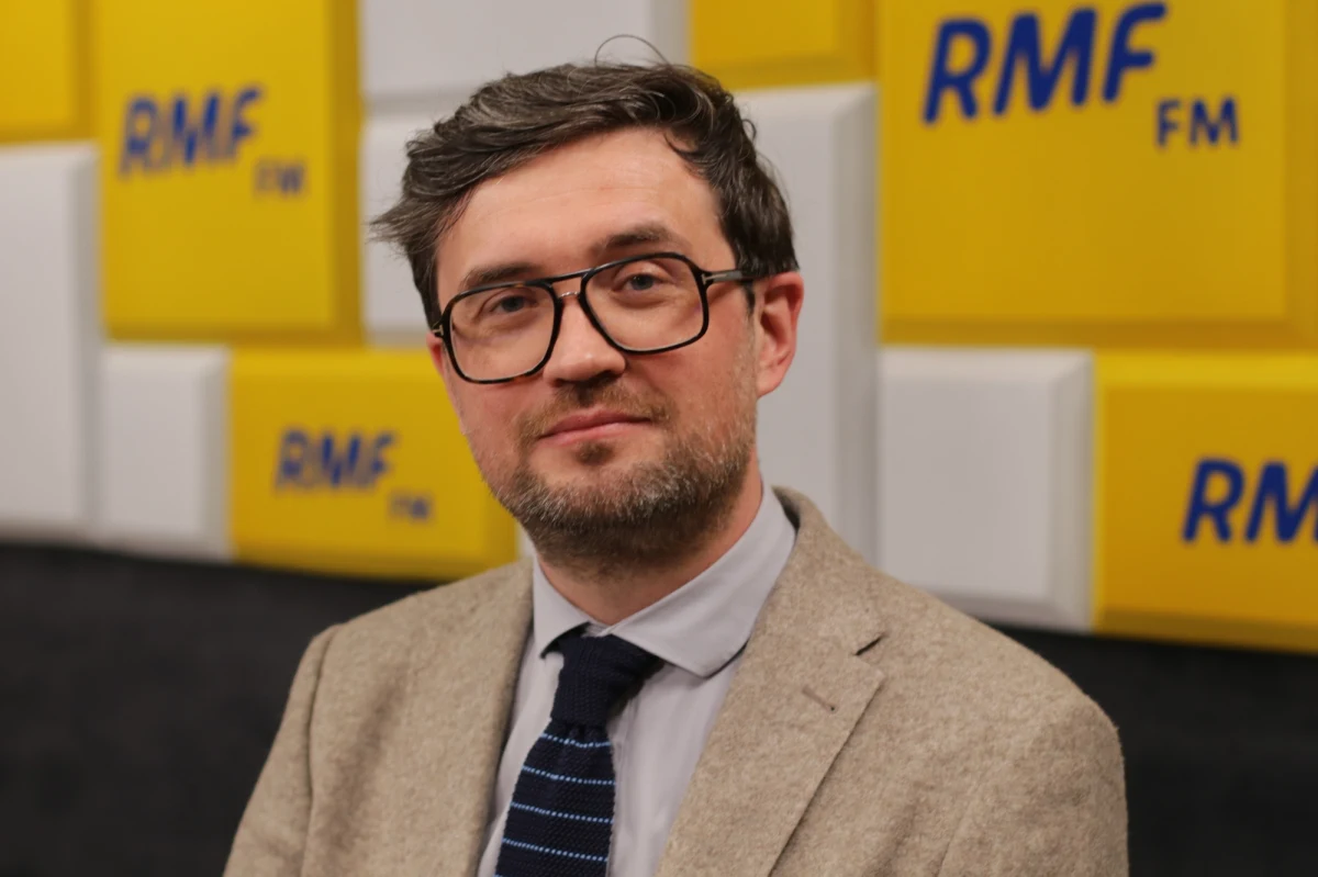 "Z tego co wiemy, przecieku nie było" - tak o tegorocznej maturze z języka polskiego mówił w Popołudniowej rozmowie w RMF FM dr Marcin Smolik, szef Centralnej Komisji Egzaminacyjnej. "Były oczywiście różnego rodzaju domysły, co mogło się tam pojawić. Sami też analizujemy Google Trends - o ile w ubiegłym roku pojawiały się pełne frazy z fragmentu wypracowania, co mogło wskazywać na to, że rzeczywiście gdzieś ktoś otworzył arkusz przed dozwolonym czasem, tak w tym roku pojawiały się tylko pewne hasła. Sprawdzamy i patrzymy, jak to wygląda" - dodał gość Tomasza Terlikowskiego.