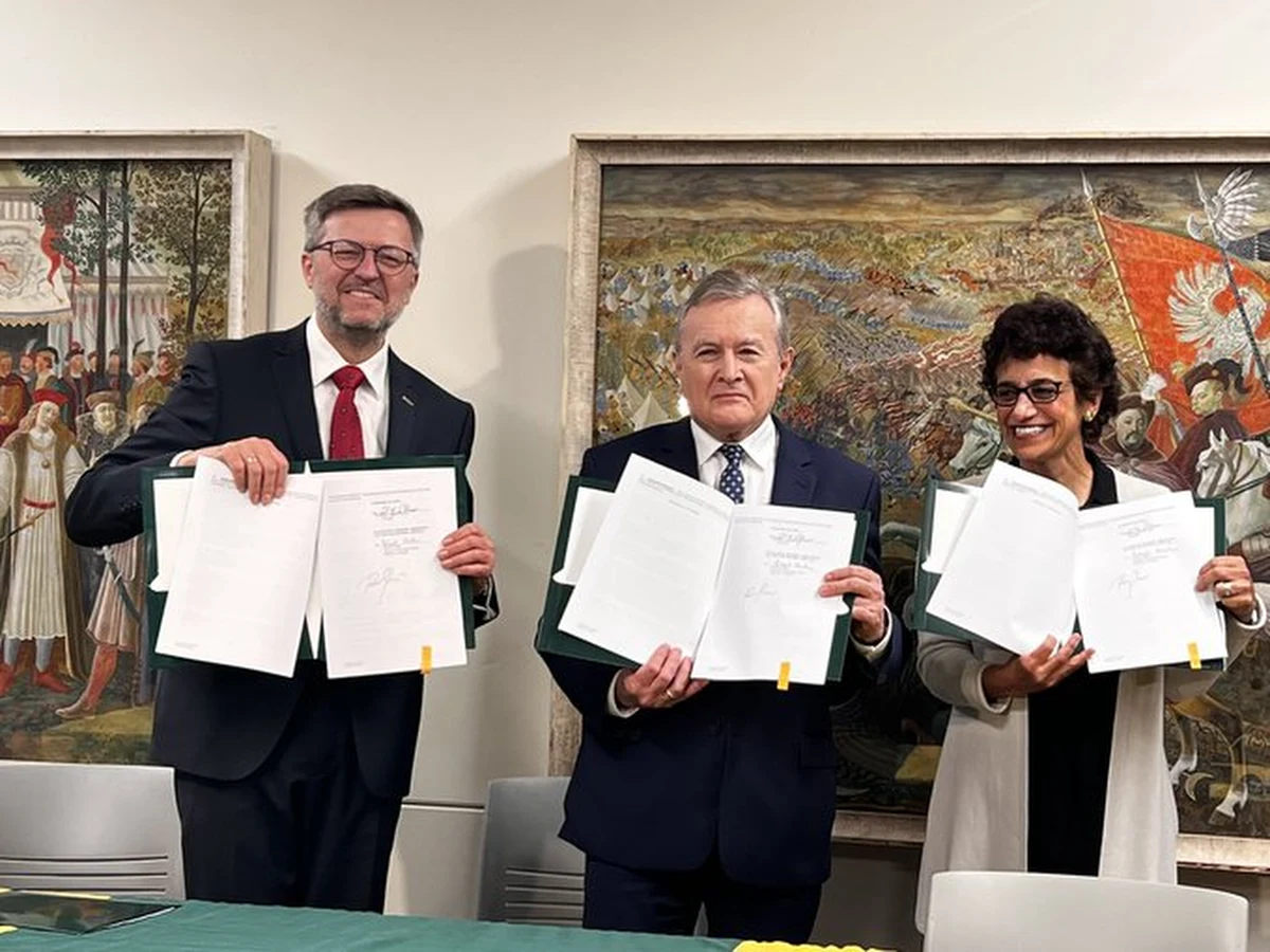 Wicepremier i minister kultury Piotr Gliński podpisał w Syracuse w stanie Nowy Jork umowę w sprawie powrotu do Polski serii obrazów malarzy z Bractwa św. Łukasza, które były wystawiane podczas Wystawy Światowej w Nowym Jorku w 1939 roku.